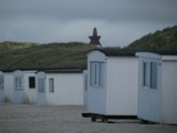 die weißen Strandhäuschen werden dichter und dichter